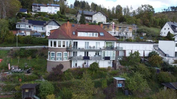 Immobilie in Bad Berleburg - Atemberaubender Ausblick trifft auf gepflegtes Wohnen - Traumhafte Eigentumswohnung in Bad Berleburg-Schwarzenau - Bild 0