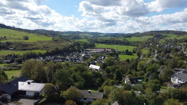 Immobilie in Bad Berleburg - Atemberaubender Ausblick trifft auf gepflegtes Wohnen - Traumhafte Eigentumswohnung in Bad Berleburg-Schwarzenau - Bild 1