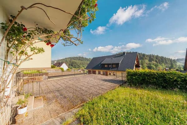 Immobilie in Gütenbach - Sonnig gelegene 3 Zi EG Whg mit großem Garten und Terrassen - Bild 1