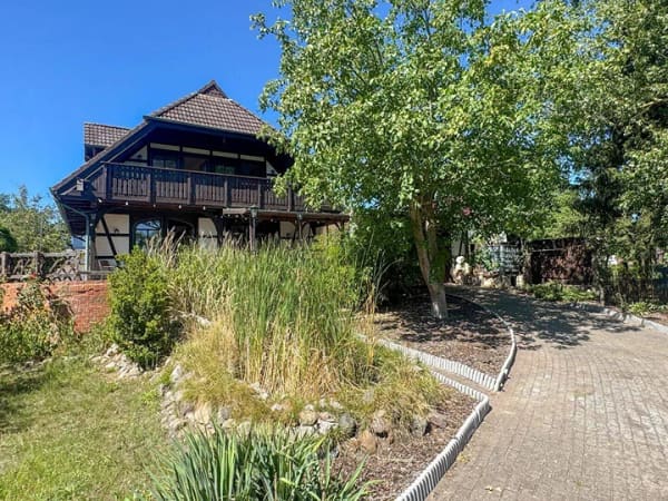 Immobilie in Bad Freienwalde (Oder) - Fachwerkhaus am Wasser mit Dachterrasse und großem Garten - Bild 0
