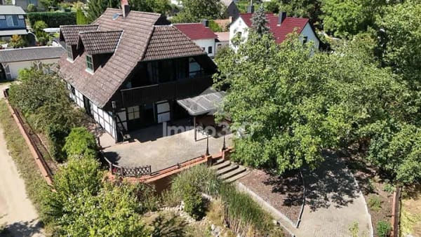 Immobilie in Bad Freienwalde (Oder) - Fachwerkhaus am Wasser mit Dachterrasse und großem Garten - Bild 1