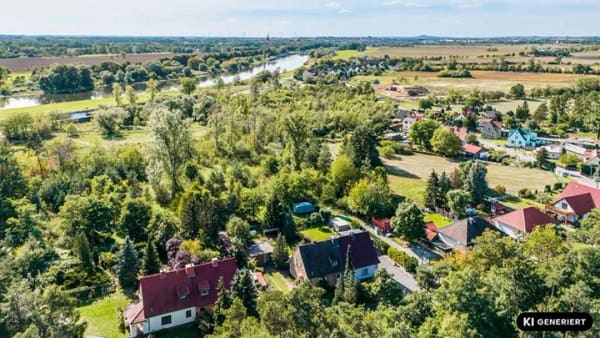 Immobilie in Nünchritz - Doppelhaushälfte mit Entwicklungspotenzial in direkter Waldlage: mit Garten, Terrasse & Garage! - Bild 1