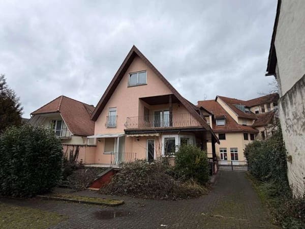 Immobilie in Bad Krozingen - Seltene Gelegenheit: Großzügiges Wohnhaus mit Ausbaupotenzial im Herzen von Bad Krozingen - Bild 0
