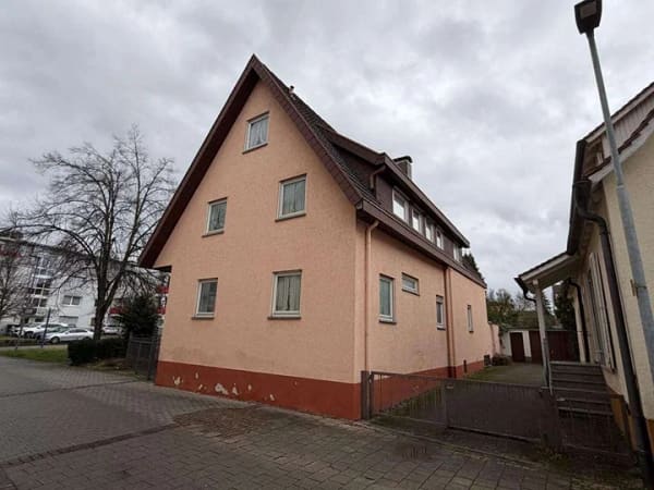Immobilie in Bad Krozingen - Seltene Gelegenheit: Großzügiges Wohnhaus mit Ausbaupotenzial im Herzen von Bad Krozingen - Bild 1