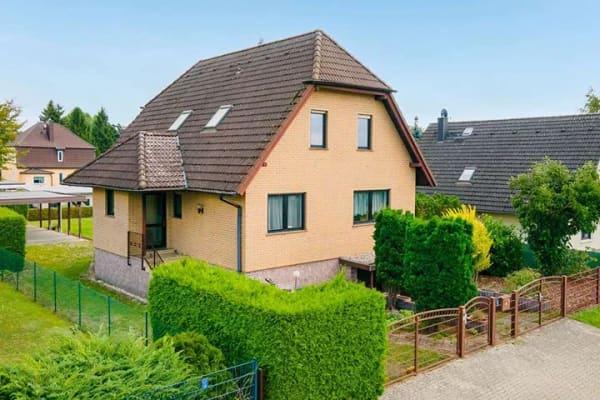 Immobilie in Fredersdorf-Vogelsdorf - Inkl. Keller, Einbauküche, Tiefgarage, Carport u.v.m.: Familienhaus im Landhausstil in Fredersdorf - Bild 0
