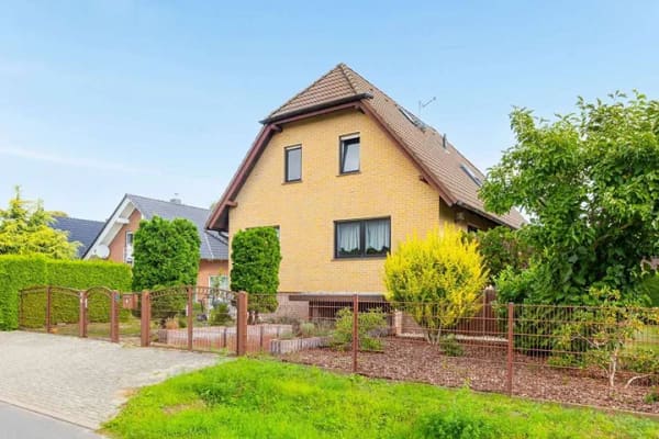Immobilie in Fredersdorf-Vogelsdorf - Inkl. Keller, Einbauküche, Tiefgarage, Carport u.v.m.: Familienhaus im Landhausstil in Fredersdorf - Bild 1