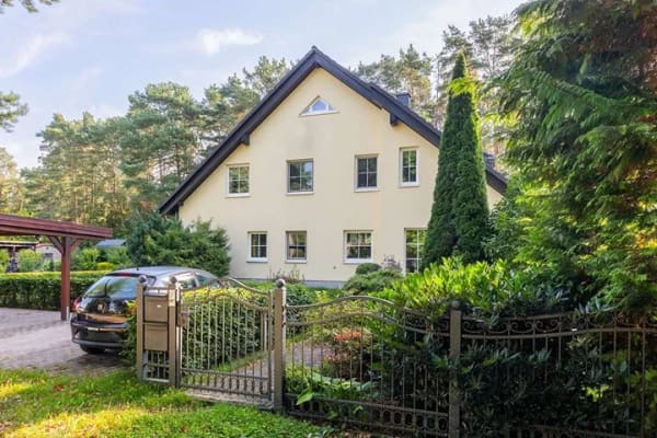 Immobilie in Rehfelde - Inkl. Kamin, Fußbodenheizung, Terrasse, Doppelcarport u.v.m.: Maisonette mit Garten in Rehfelde - Bild 1