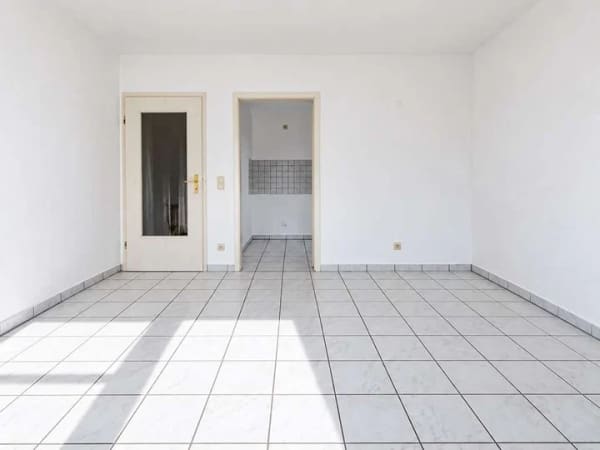 Immobilie in Alsfeld - EINZIEHEN ODER VERMIETEN: RENOVIERTE 2-ZIMMERWOHNUNG MIT BALKON & STELLPLATZ - Bild 1