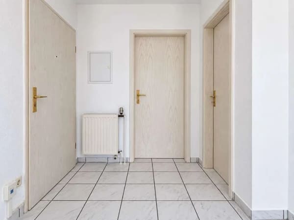 Immobilie in Alsfeld - EINZIEHEN ODER VERMIETEN: RENOVIERTE 2-ZIMMERWOHNUNG MIT BALKON & STELLPLATZ - Bild 2