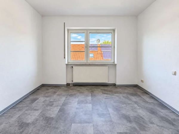 Immobilie in Alsfeld - EINZIEHEN ODER VERMIETEN: RENOVIERTE 2-ZIMMERWOHNUNG MIT BALKON & STELLPLATZ - Bild 3