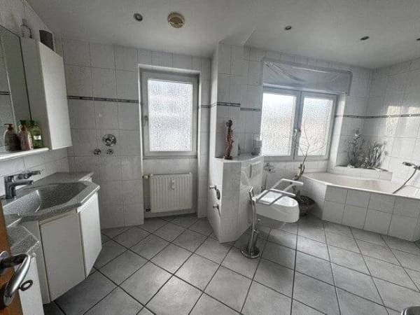 Immobilie in Hemsbach - Helle 2,5-Zimmerwohnung mit Loggia und Garage ! - Bild 3