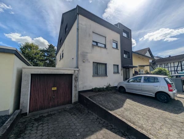 Immobilie in Königswinter - Gut geschnittene 3-Zimmer-Wohnung mit großem Wohnzimmer, Balkon und Garage in ruhigem 4-Parteienhaus - Bild 1