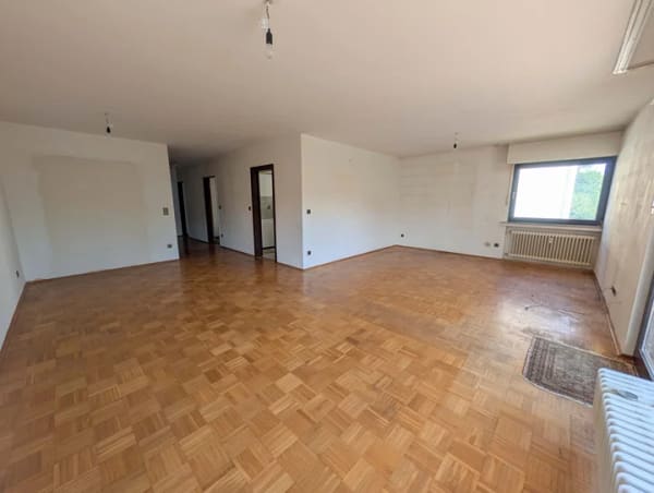 Immobilie in Königswinter - Gut geschnittene 3-Zimmer-Wohnung mit großem Wohnzimmer, Balkon und Garage in ruhigem 4-Parteienhaus - Bild 3