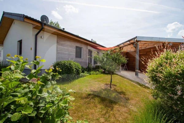 Immobilie in Mallersdorf-Pfaffenberg - Moderner Bungalow mit stilvollem Garten und nachhaltigem Energiekonzept - Bild 0