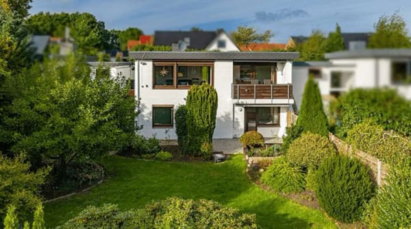 Immobilie in Osterrönfeld - Einfamilienhaus in Hanglage mit Blick über die angrenzenden Wiesen - Bild 0
