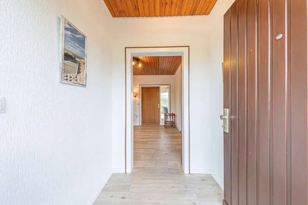 Immobilie in Osterrönfeld - Einfamilienhaus in Hanglage mit Blick über die angrenzenden Wiesen - Bild 2