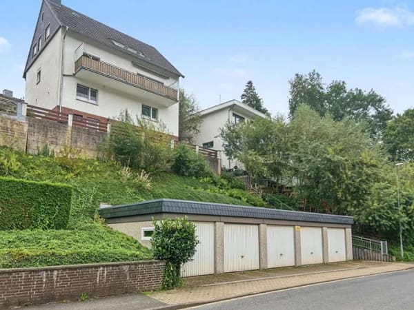 Immobilie in Bad Salzdetfurth - Attraktives Mehrfamilienhaus in zentraler Hanglage mit fünf Garagen in Bad Salzdetfurth - Bild 0