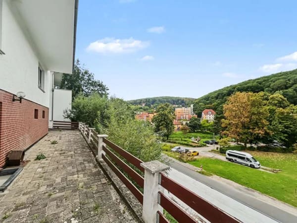 Immobilie in Bad Salzdetfurth - Attraktives Mehrfamilienhaus in zentraler Hanglage mit fünf Garagen in Bad Salzdetfurth - Bild 2