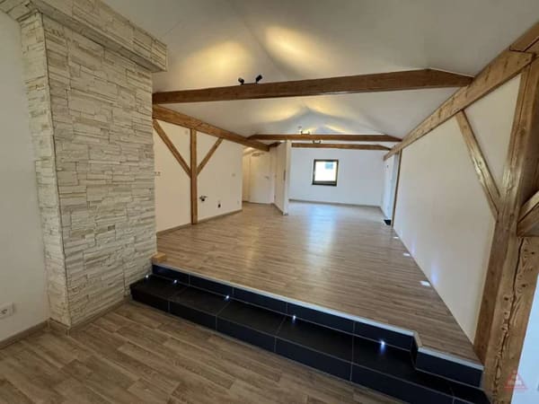 Immobilie in Willmering - Holzbalken und Naturstein: bezugsfertige Dachgeschosswohnung in Willmering - Bild 0