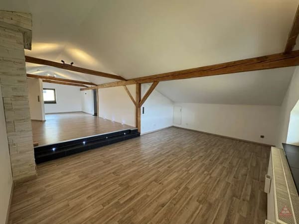 Immobilie in Willmering - Holzbalken und Naturstein: bezugsfertige Dachgeschosswohnung in Willmering - Bild 1