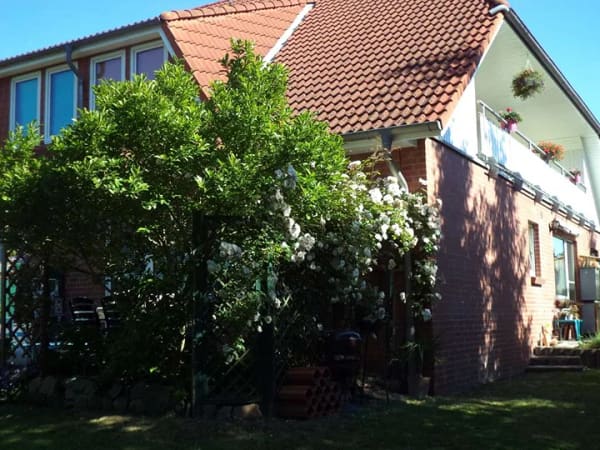 Immobilie in Neukloster - sehr gepflegtes Haus, ruhige Lage mit Sonnenterrassen u. Balkonen-1 WE wird frei v. 6 insgesamt - Bild 0