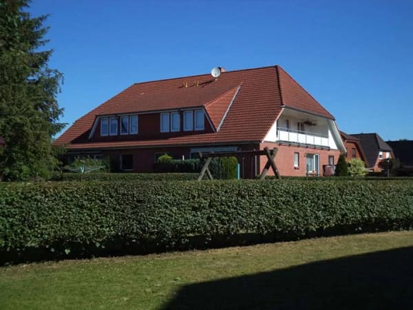 Immobilie in Neukloster - sehr gepflegtes Haus, ruhige Lage mit Sonnenterrassen u. Balkonen-1 WE wird frei v. 6 insgesamt - Bild 1