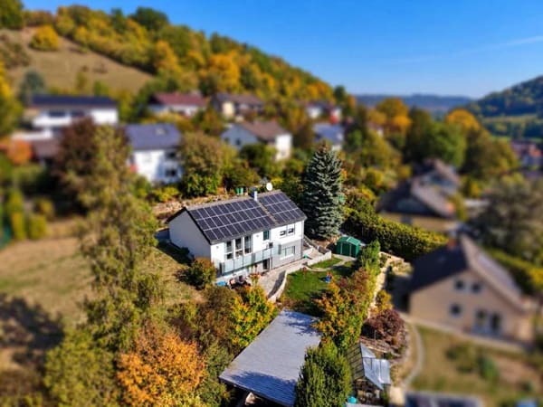 Immobilie in Untermünkheim - Neu gedacht, frisch saniert: Familienhaus mit Einliegerwohnung, Photovoltaik und Weitblick ins Koche - Bild 0