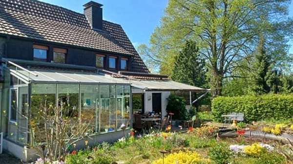 Immobilie in Fröndenberg/Ruhr - Frdbg.Langschede Nähe Sonnenbergschule:Großzügiges Familiendomizil mit großem Garten und zwei Garage - Bild 1