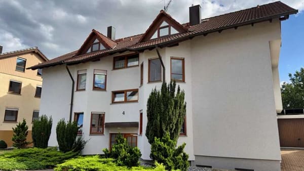 Immobilie in Langenbrettach - Attraktive 3-Zimmer-Dachgeschosswohnung mit Balkon, Garage und schöner Aussicht - Bild 0