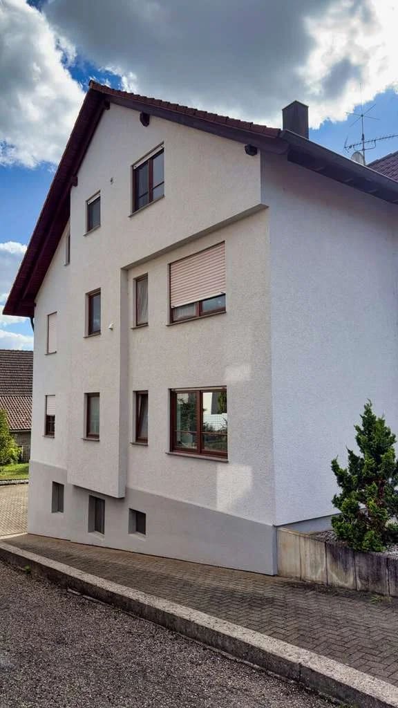 Immobilie in Langenbrettach - Attraktive 3-Zimmer-Dachgeschosswohnung mit Balkon, Garage und schöner Aussicht - Bild 1