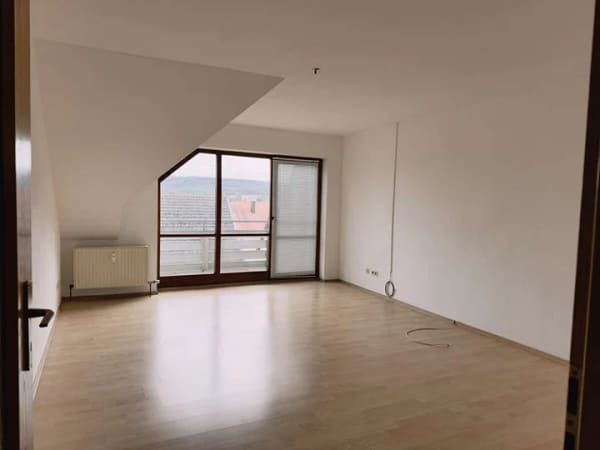 Immobilie in Langenbrettach - Attraktive 3-Zimmer-Dachgeschosswohnung mit Balkon, Garage und schöner Aussicht - Bild 2