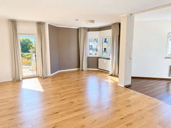Immobilie in Bad Homburg vor der Höhe - Helles Apartment
mit Einbauküche, Balkon & Tiefgaragenstellplatz - Bild 1