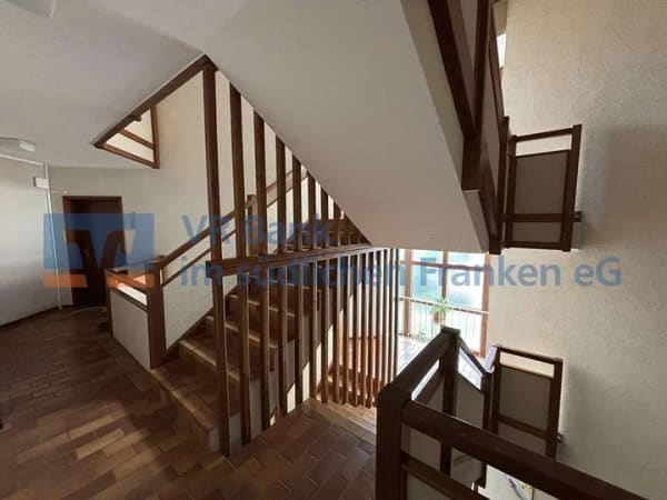 Immobilie in Neuendettelsau - Helle 3-Zimmer-Dachgeschosswohnung mit Loggia und Garage - Bild 2