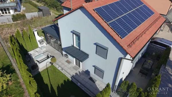 Immobilie in Hohenlinden - Exklusives Wohnerlebnis mit stilvoll kernsaniertem Einfamilienhaus und großzügigen Außenbereichen - Bild 0