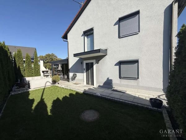 Immobilie in Hohenlinden - Exklusives Wohnerlebnis mit stilvoll kernsaniertem Einfamilienhaus und großzügigen Außenbereichen - Bild 1