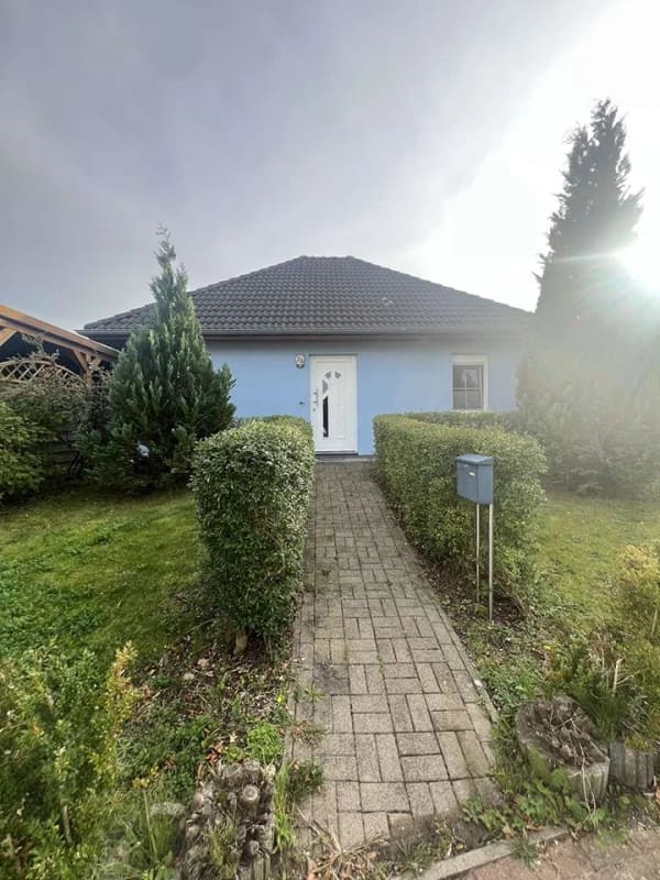 Immobilie in Bartenshagen-Parkentin - Wohnen auf einer Ebene: Bungalow mit Terrasse, Carport und Ausbaureserve - Bild 0