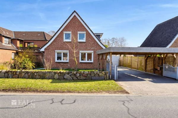 Immobilie in Weddingstedt - Einfamilienhaus mit großem Grundstück und Nebengebäuden in  Weddingstedt - Bild 1