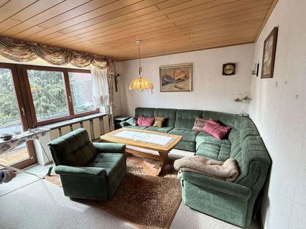 Immobilie in Eutingen im Gäu - 2 Familienhaus mit sehr viel Platz, Garten, 4 Garagen, Werkstatt und zusätzlicher Ausbaureserve! - Bild 0