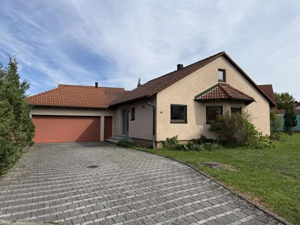 Immobilie in Wallhausen - Kleines Einfamilienhaus mit Doppelgarage und schönem Grundstück in ruhiger Siedlungslage - Bild 0