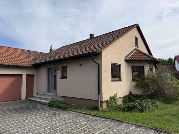 Immobilie in Wallhausen - Kleines Einfamilienhaus mit Doppelgarage und schönem Grundstück in ruhiger Siedlungslage - Bild 1