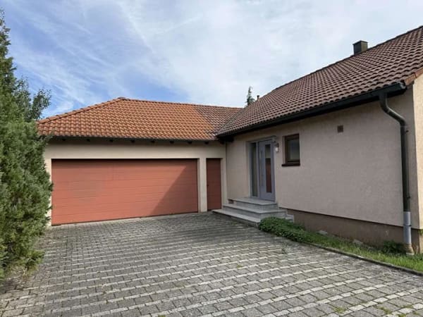 Immobilie in Wallhausen - Kleines Einfamilienhaus mit Doppelgarage und schönem Grundstück in ruhiger Siedlungslage - Bild 2