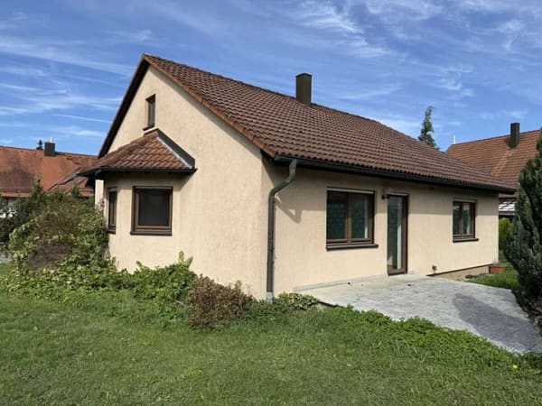 Immobilie in Wallhausen - Kleines Einfamilienhaus mit Doppelgarage und schönem Grundstück in ruhiger Siedlungslage - Bild 3