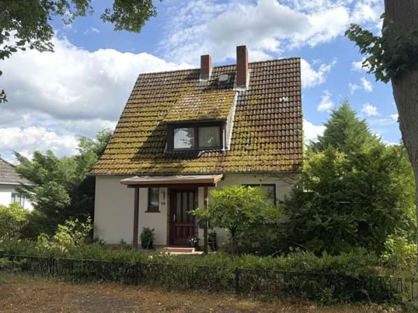 Immobilie in Büchen - …Idyllischer Garten gesucht? EFH mit S- Terrasse, Kaminofen, VK und Garage in grüner Ortslage  - Bild 0