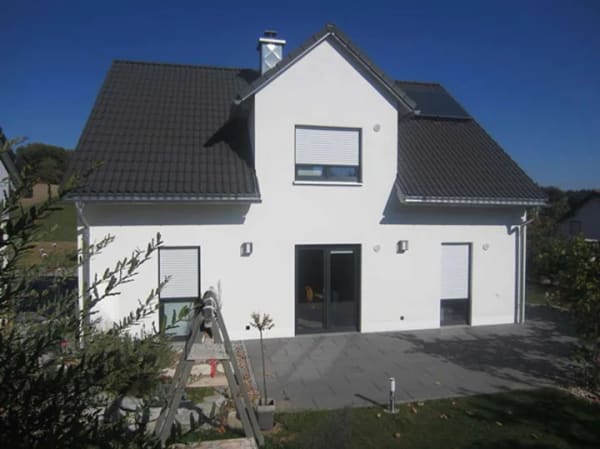 Immobilie in Ergoldsbach - Exklusives Einfamilienhaus absolut ruhige Lage Dachgeschoss über Garage ausgebaut - Bild 1