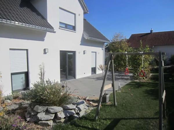 Immobilie in Ergoldsbach - Exklusives Einfamilienhaus absolut ruhige Lage Dachgeschoss über Garage ausgebaut - Bild 2