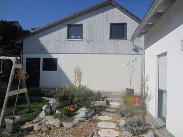 Immobilie in Ergoldsbach - Exklusives Einfamilienhaus absolut ruhige Lage Dachgeschoss über Garage ausgebaut - Bild 3