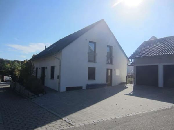 Immobilie in Ergoldsbach - Exklusives Einfamilienhaus absolut ruhige Lage Dachgeschoss über Garage ausgebaut - Bild 4