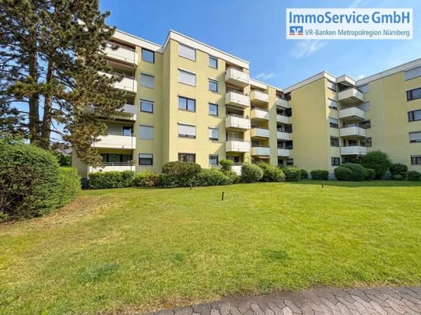 Immobilie in Röthenbach an der Pegnitz - Gepflegte 3,5-Zimmer-Eigentumswohnung im 4. OG mit Balkon und Aufzug - Bild 0