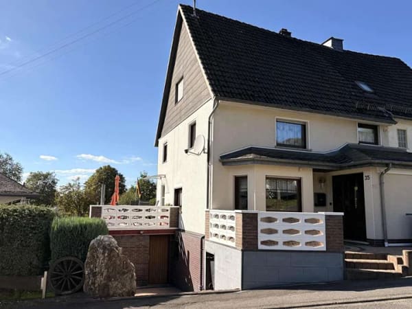 Immobilie in Kirchen (Sieg) - Familienfreundliche Doppelhaushälfte mit neuer Wärmepumpe, Terrassen, Garten, Garage und Carport  - Bild 0