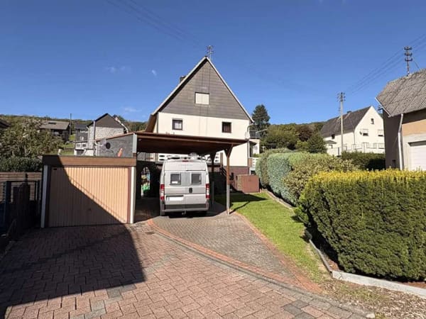 Immobilie in Kirchen (Sieg) - Familienfreundliche Doppelhaushälfte mit neuer Wärmepumpe, Terrassen, Garten, Garage und Carport  - Bild 1